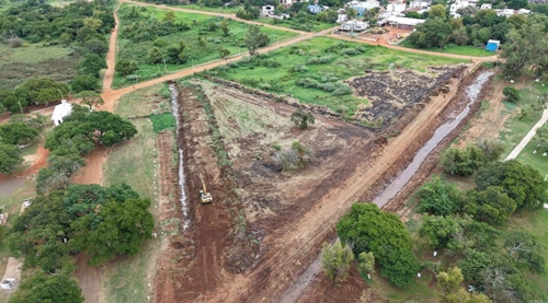 El Municipio realizó tareas de limpieza de canal y mejoras hidráulicas en la Costanera